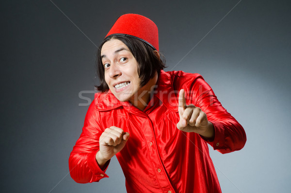 商业照片: 男子    红色    帽子    快乐    滑稽 / man wearing red