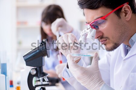 Medic de sex masculin lucru laborator virus vaccin om Imagine de stoc © Elnur