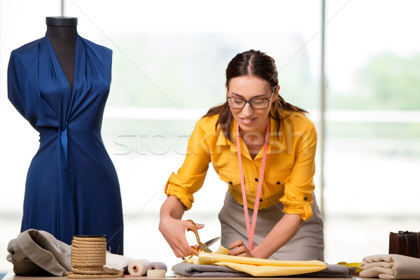 Femeie croitor lucru nou îmbrăcăminte modă Imagine de stoc © Elnur
