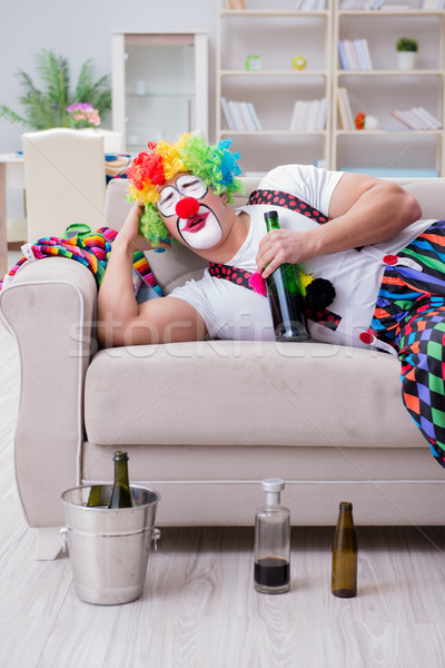 [[stock_photo]]: Bu · clown · célébrer · fête · maison · sourire