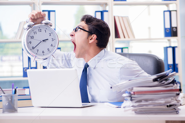 Biznesmen brakujący ostateczny termin biuro komputera zegar Zdjęcia stock © Elnur