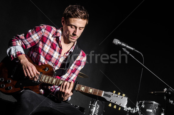 Stockfoto: Man · gitaar · concert · muziek · partij · achtergrond