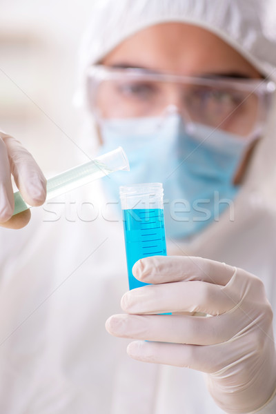 Stockfoto: Jonge · scheikundige · student · werken · lab · chemicaliën