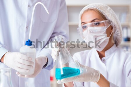 [[stock_photo]]: Médecin · de · sexe · masculin · travail · laboratoire · virus · vaccin · médecin