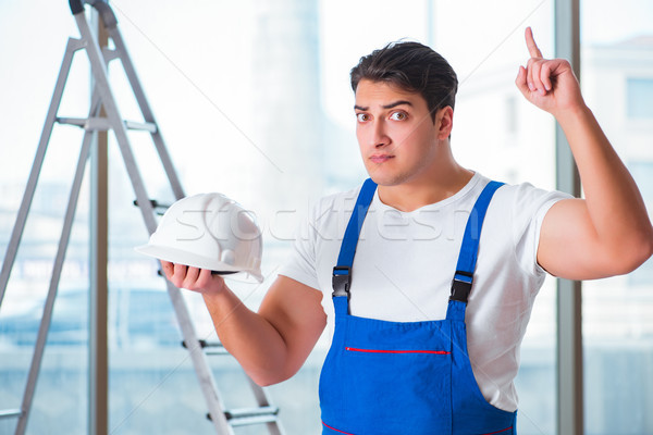 Foto stock: Jóvenes · trabajador · casco · de · seguridad · trabajo · industria