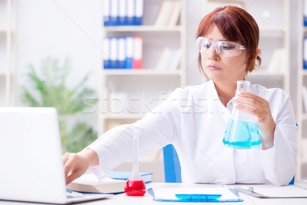 Kadın bilim adamı araştırmacı deney laboratuvar kadın Stok fotoğraf © Elnur