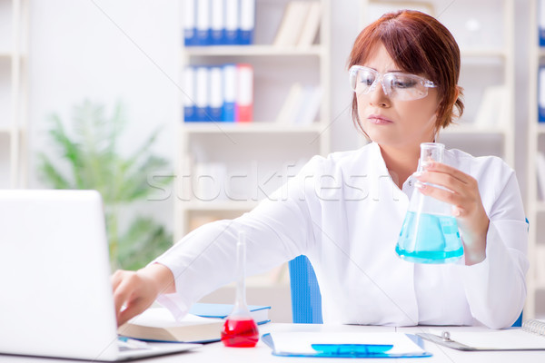 Femenino científico investigador experimento laboratorio mujer Foto stock © Elnur