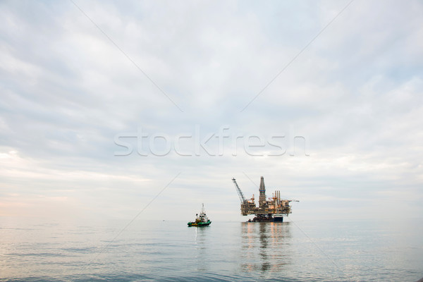 Platforma wiertnicza morza działalności niebo technologii przemysłu Zdjęcia stock © Elnur