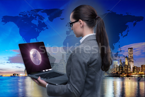 Foto stock: Empresária · laptop · global · de · negócios · computador · mundo · terra