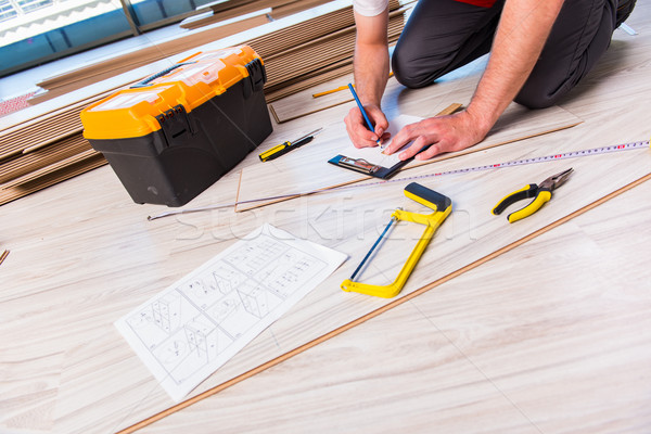 男子 鋪設 地板 施工 家 房間 商業照片 © Elnur