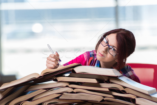 Jeune femme étudiant collège examens fille livres [[stock_photo]] © Elnur