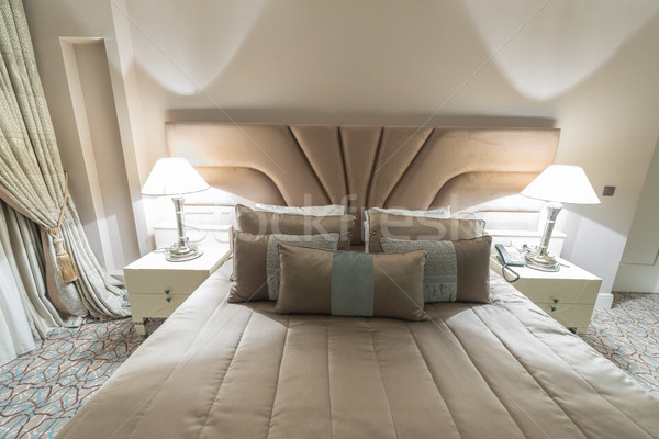 Modern camera de hotel mare pat casă proiect Imagine de stoc © Elnur