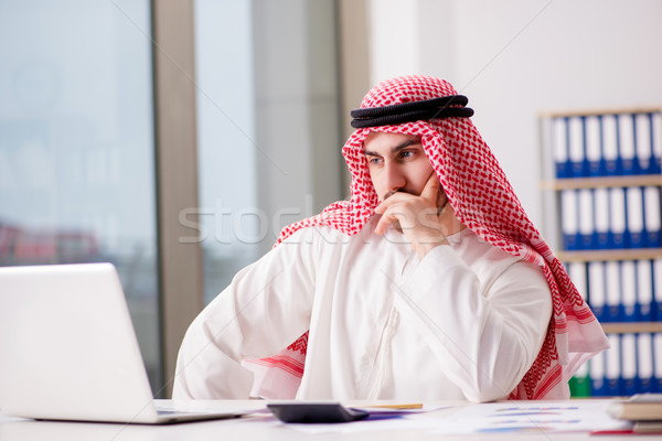 Arab üzletember dolgozik laptop számítógép üzlet iroda Stock fotó © Elnur