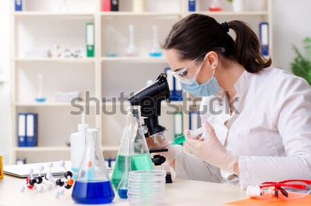 Medic de sex masculin lucru laborator virus vaccin sănătate Imagine de stoc © Elnur