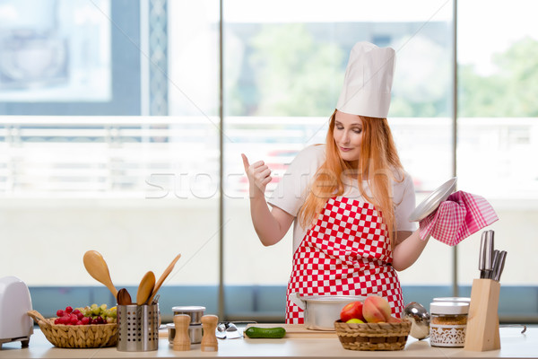 Găti lucru bucătărie fericit bucătar-şef Imagine de stoc © Elnur