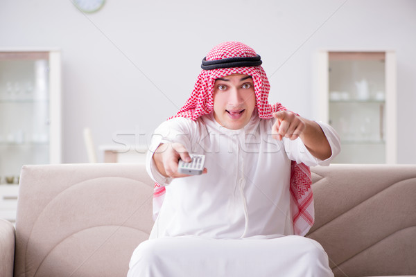 Tineri arab om vizionarea televizor şedinţei Imagine de stoc © Elnur