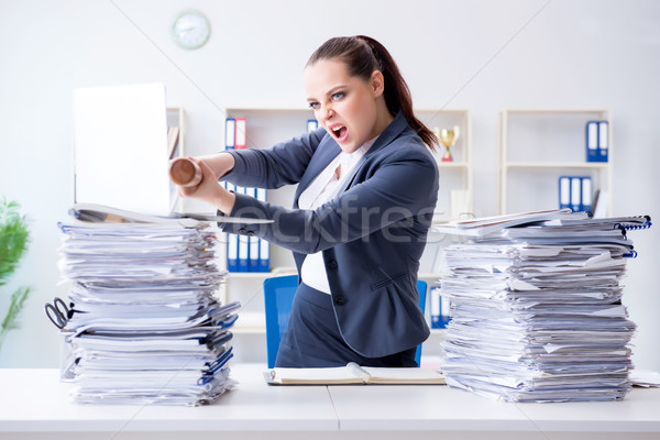 Supărat femeie de afaceri bata de baseball birou femeie muncă Imagine de stoc © Elnur