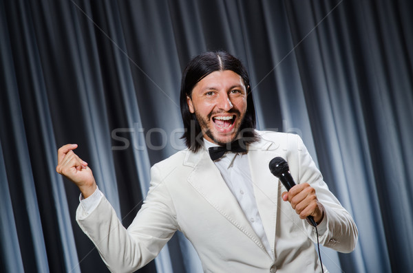 Foto stock: Homem · cantando · cortina · karaoke · festa · microfone
