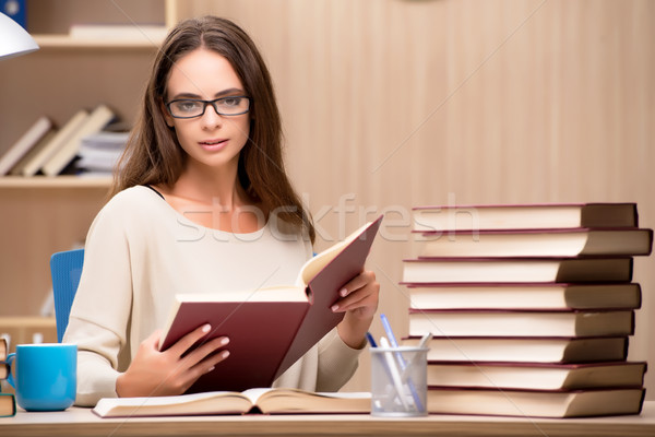 Foto stock: Jóvenes · estudiante · Universidad · exámenes · nina · libros