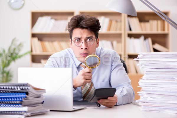 Pazza revisore dei conti guardando relazione ufficio uomo Foto d'archivio © Elnur