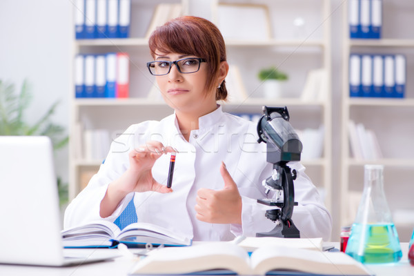 [[stock_photo]]: Homme · scientifique · chercheur · expérience · laboratoire · médecin