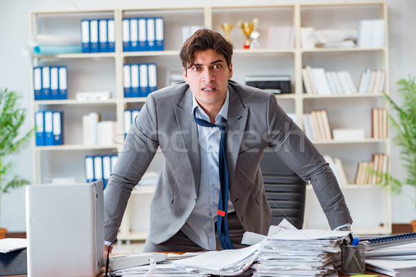 Imagine de stoc: Supărat · agresiv · om · de · afaceri · birou · muncă · laptop