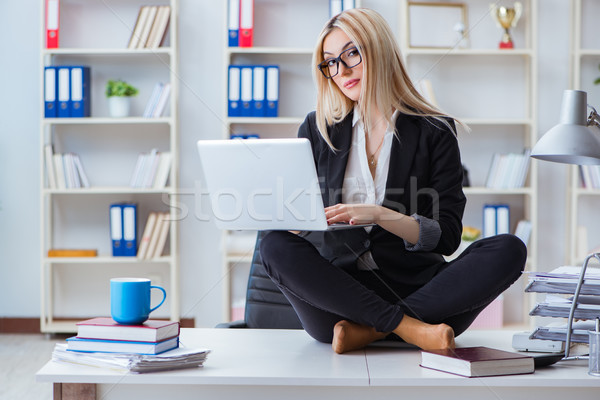 Empresária frustrado meditando escritório computador trabalhar Foto stock © Elnur