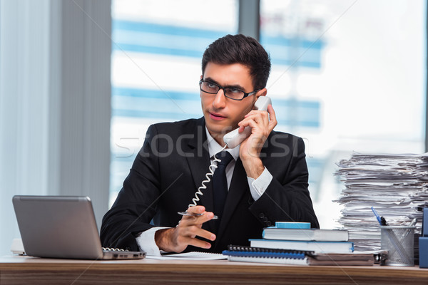 Foto stock: Jóvenes · empresario · hablar · teléfono · ordenador · papel