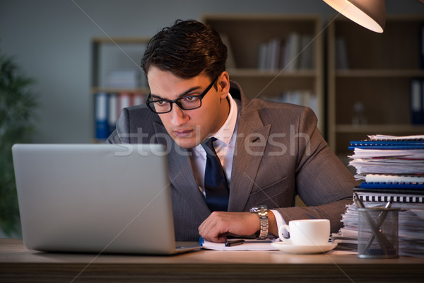 Om de afaceri birou lung hârtie muncă noapte Imagine de stoc © Elnur