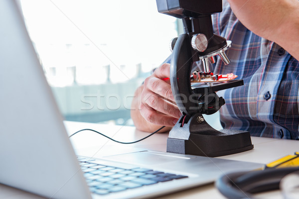 Groß Präzision Engineering Mann arbeiten Mikroskop Stock foto © Elnur