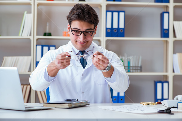 Doktor gözlükçü optik gözlük mutlu Stok fotoğraf © Elnur