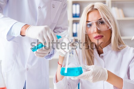 Foto stock: Feminino · cientista · investigador · experiência · laboratório · médico