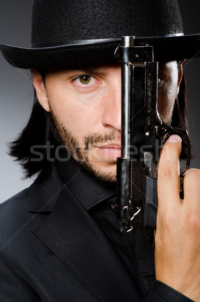 Férfi visel klasszikus kalap fegyver üzlet Stock fotó © Elnur