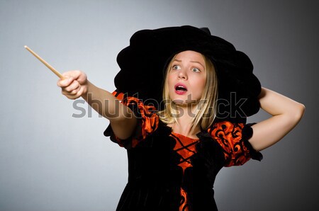 Femeie pirat ascutit armă negru pălărie Imagine de stoc © Elnur