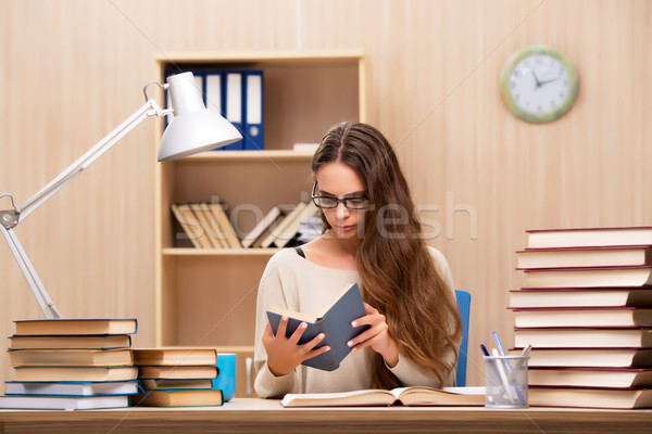 Młodych student uczelni egzaminy dziewczyna książek Zdjęcia stock © Elnur