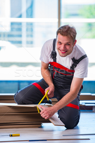 Mann Verlegung Bodenbelag Bau home Zimmer Stock foto © Elnur