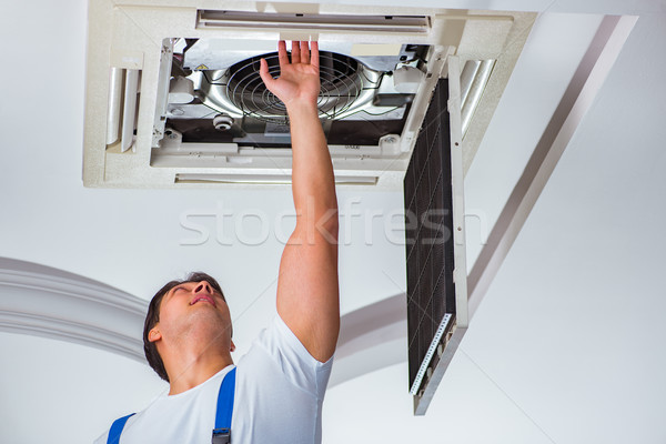 Munkás javít plafon légkondicionálás egység iroda Stock fotó © Elnur