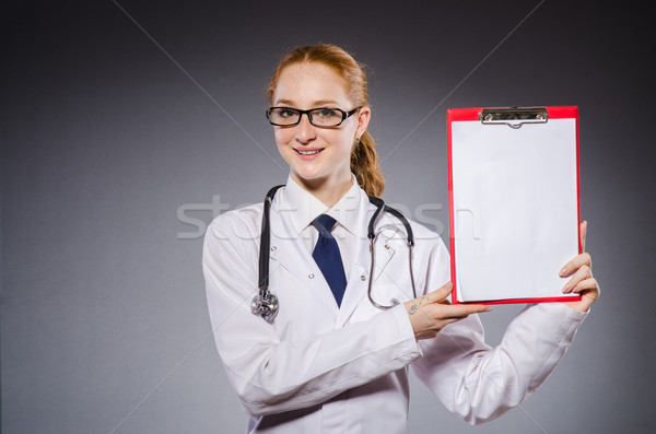 Stockfoto: Vrouw · arts · papier · notepad · ziekenhuis · geneeskunde