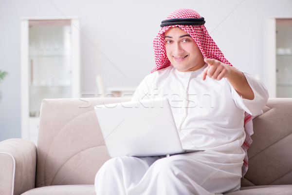 Foto stock: Jovem · Árabe · empresário · trabalhando · laptop · sofá