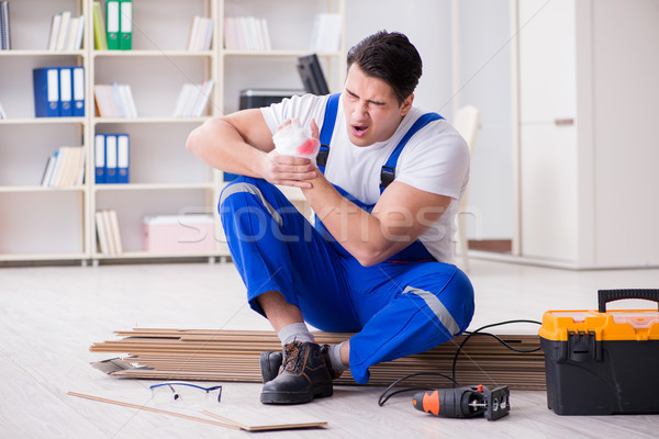 Jovem trabalhador trabalhando piso azulejos casa Foto stock © Elnur