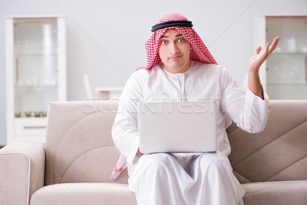 Jonge arab zakenman werken laptop sofa Stockfoto © Elnur