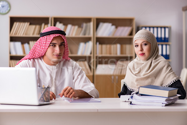 Pereche arab om femeie birou zâmbet Imagine de stoc © Elnur