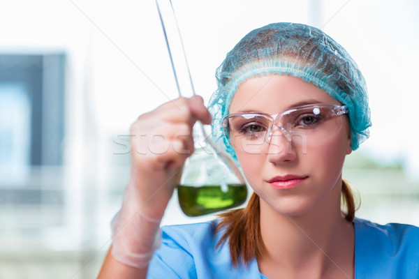 Foto stock: Jovem · estudante · trabalhando · químico · soluções · lab