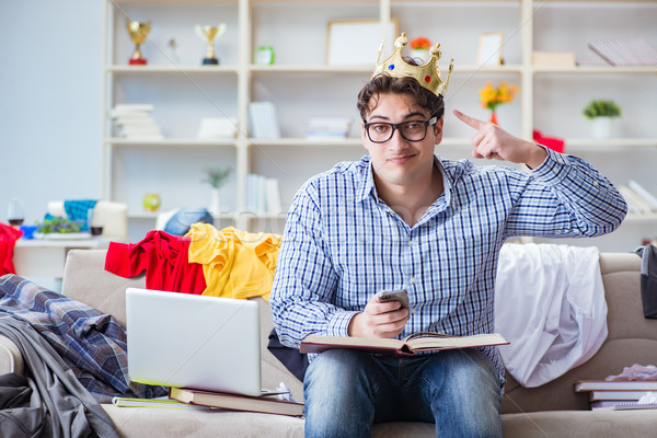 [[stock_photo]]: Jeune · homme · travail · étudier · salissant · chambre · ordinateur