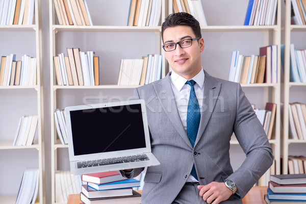 Geschäftsmann Bildschirm Laptop arbeiten Bibliothek Business Stock foto © Elnur