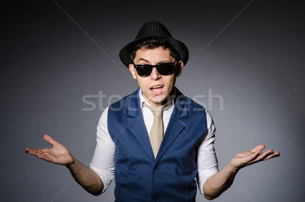 Jonge man Blauw vest hoed grijs model Stockfoto © Elnur