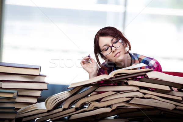 Foto d'archivio: Studente · college · esami · ragazza · libri