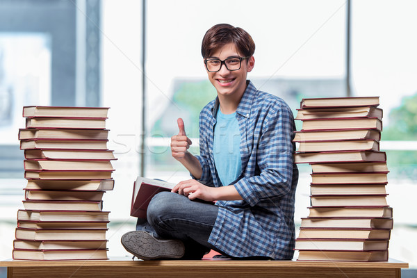 Jonge mannelijke student middelbare school examens boeken Stockfoto © Elnur