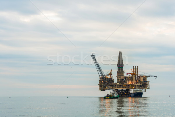 Fúrótorony vágány higgadt tenger üzlet égbolt Stock fotó © Elnur