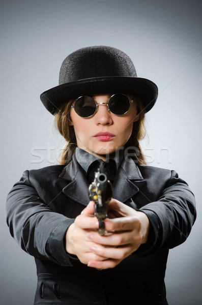 Femeie spion armă gri mână frumuseţe Imagine de stoc © Elnur